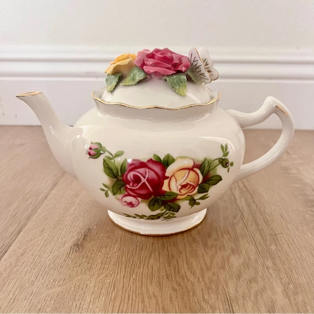 Royal‎ Albert Old Country Roses Teapot with Butterfly & Roses on Lid Vintage